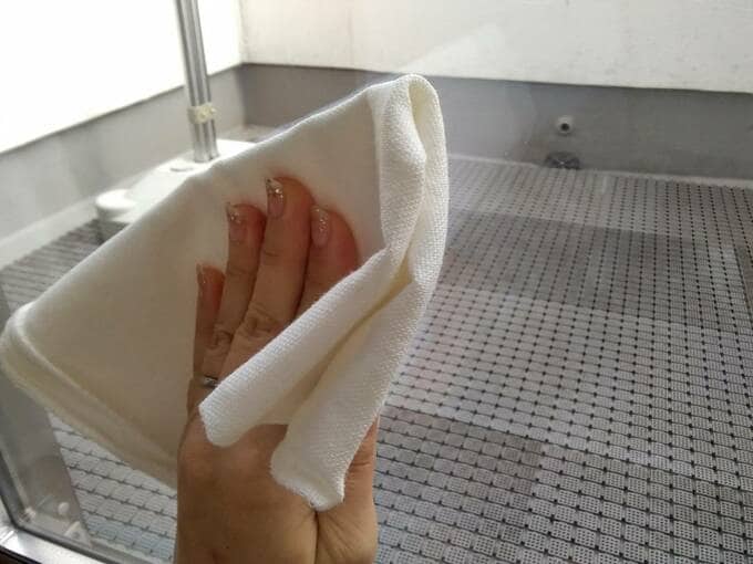 ふきんで窓をふく