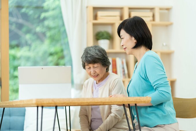 母と話す娘