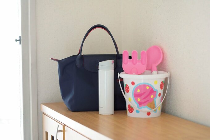 砂遊びの道具と水筒