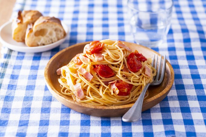 フレッシュトマトとベーコンのパスタ