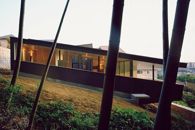 斜面に建つ平屋