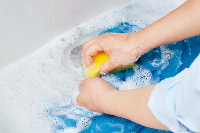 スポンジを使って洗う