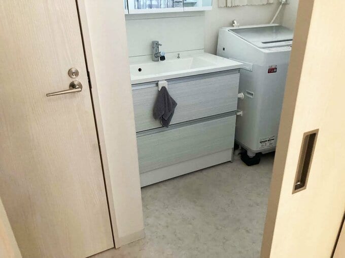 リビングから洗面脱衣所を見る