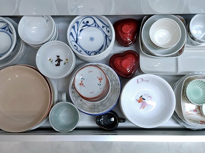 使う頻度が違う食器を一緒に収納。重ねた食器を取り出すのもひと苦労でした