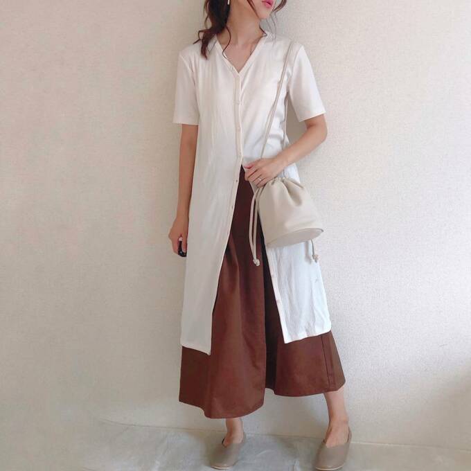 ホワイトのカーディガンと合わせてレイヤードコーデ!