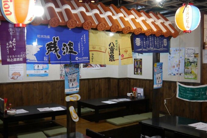 琉球キッチン 東屋慶名店内