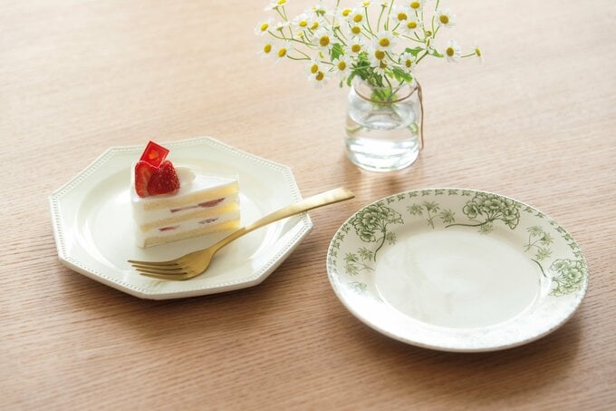 おしゃれなお皿とお皿に上にのったケーキ