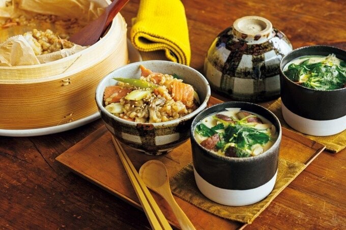 蒸しキノコと秋鮭のおこわ風とキノコとミツバの茶碗蒸し