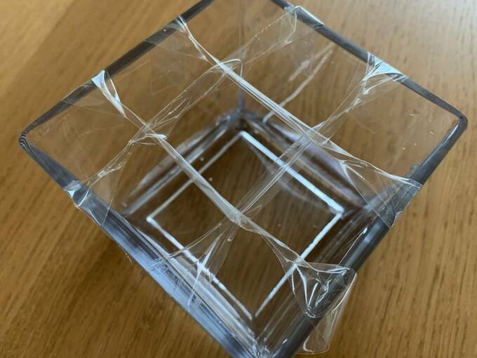 セロハンテープを#のような形にはった様子