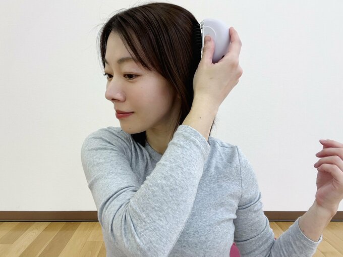 コームを使用している様子