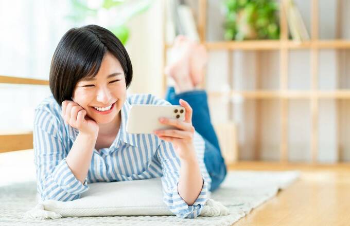 動画を見る女性
