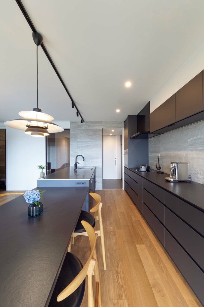 扉の面材はダークグレーで統一