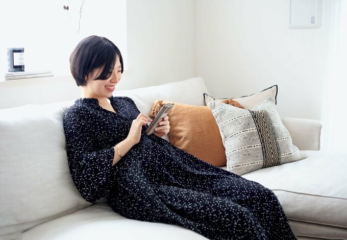 ソファに座る女性