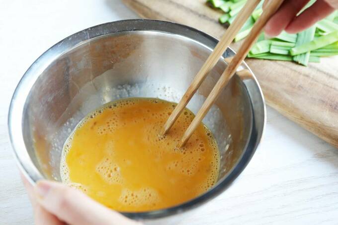 卵をかき混ぜる様子