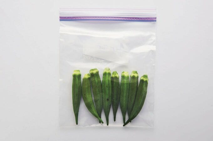 保存袋にオクラ