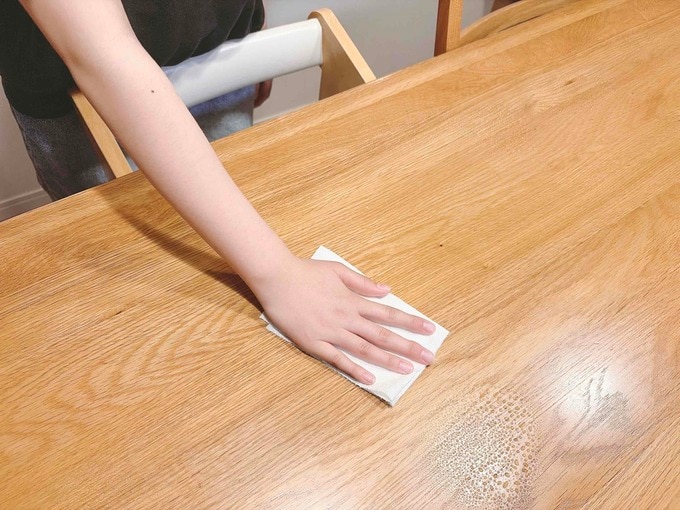 子どもが家事を手伝っている写真