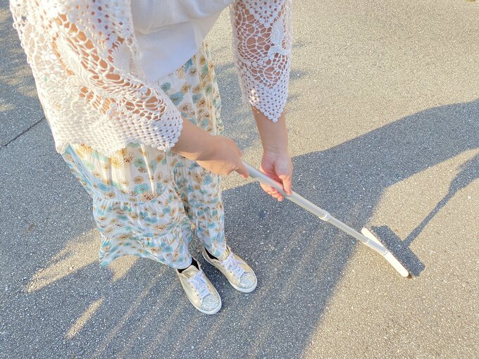 掃除している女性