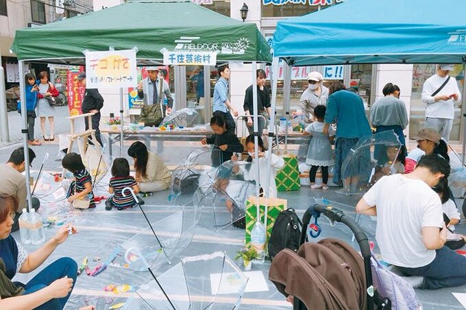 千住旭町商店街「デコかさワークショップ」