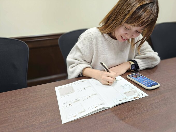 家計簿をつけるくぅちゃん