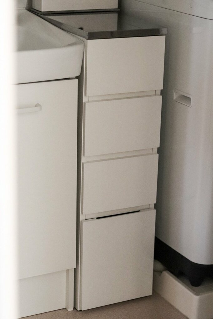 洗面台と洗濯機の狭い隙間は専用の家具