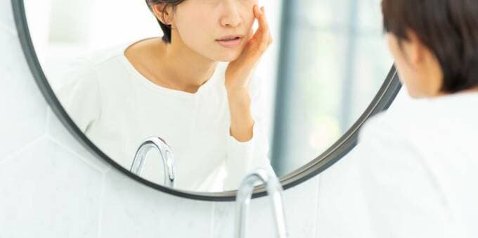 鏡を見る女性
