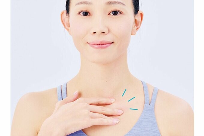 鎖骨に手を添える女性