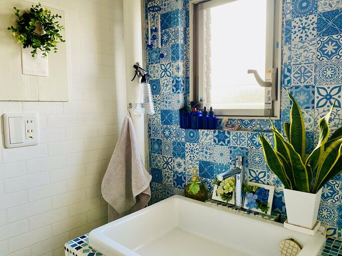 鉄パイプを利用してDIYをした洗面所