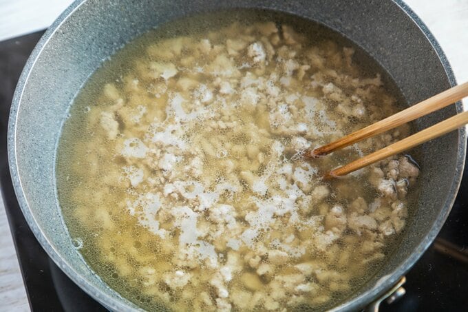 炒めたそぼろを煮込む