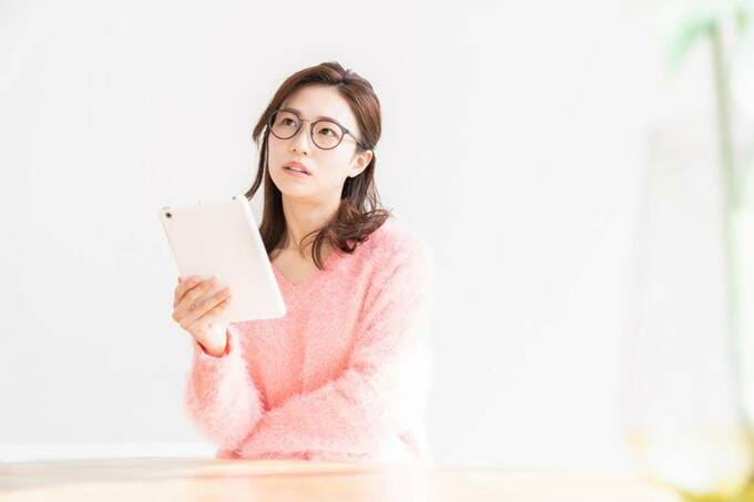 タブレットを持つ女性