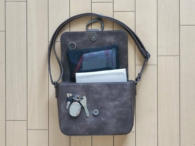お出かけはこのミニバッグだけで大丈夫!