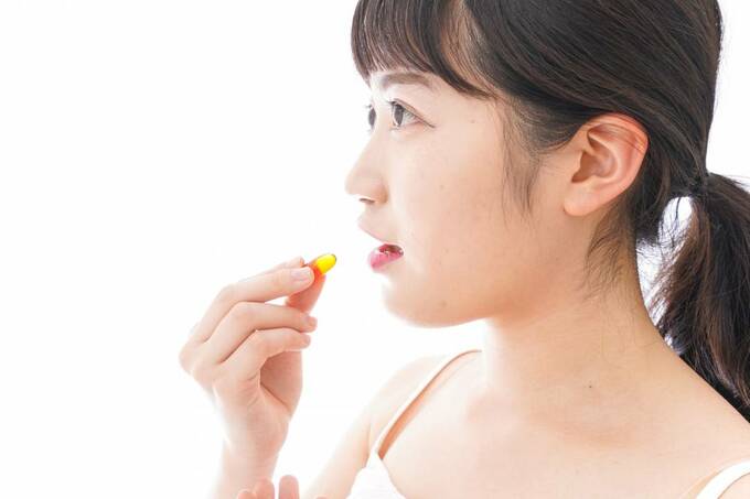 ピルを飲もうとしている様子