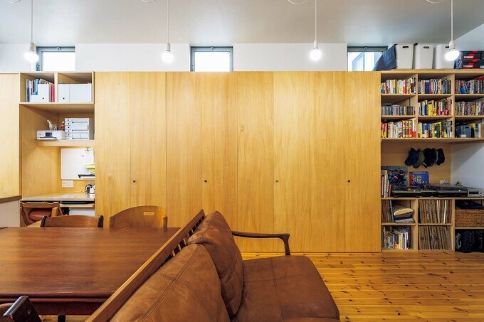 家族全員の日常の衣服をのみ込む壁収納