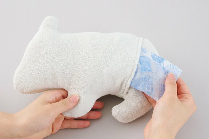 保冷剤ポケットつきクッションから保冷剤取り出す