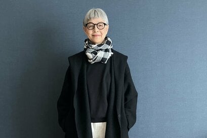 60代からの「ストール活用コーデ」。リネンやコットン素材は、季節問わず大活躍