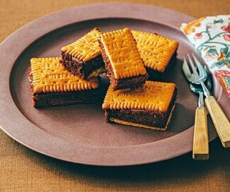 バレンタインは映える「ブラウニーサンド」で。ビスケットと板チョコで簡単