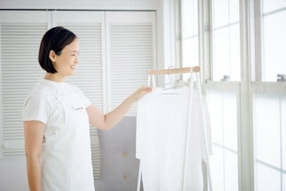 衣替え前の「しまい洗い」でTシャツのにおい・汗ジミをすっきり！コツは、洗濯機の設定にあり