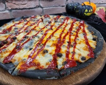 ドミノ・ピザの「真っ黒」ハロウィンピザがおいしくて楽しすぎ。激辛血まみれ体験も…