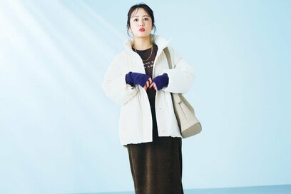 膨張しない「白アウター」の着やせコーデ2選。中は濃色でまとめるとスタイルアップ