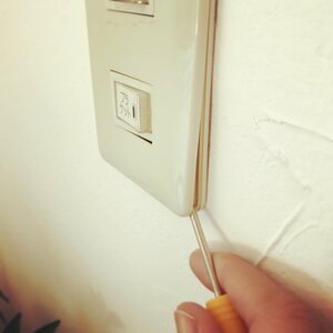 スイッチプレートをはずす