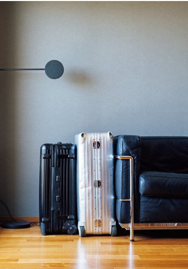 30年ほど愛用のスーツケース。サイドテーブル代わりにも