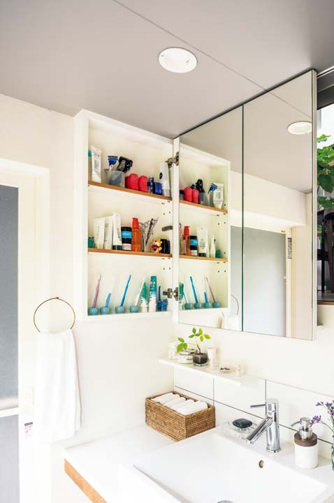 洗面室の収納棚