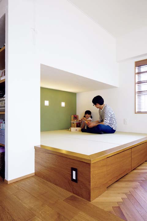 リビングの一角に設けた小上がりの畳スペース