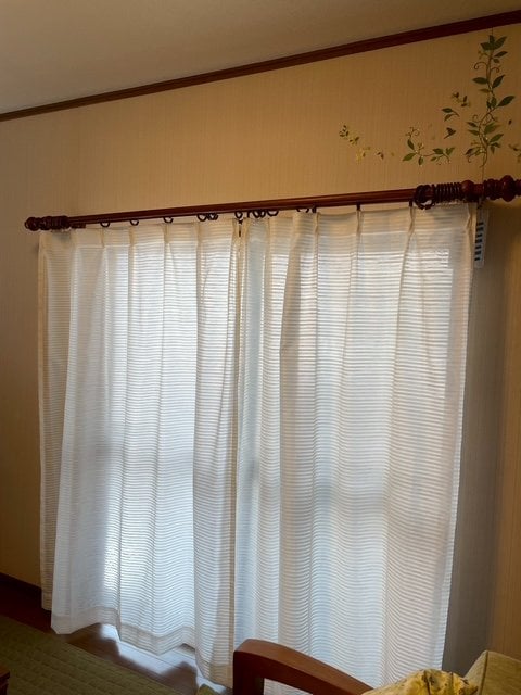 写真：厚手のカーテンをやめたご自宅の様子