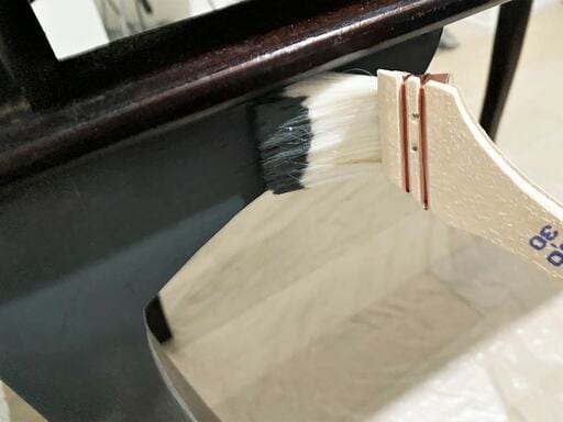 ライティングデスクの脚の部分から塗装開始