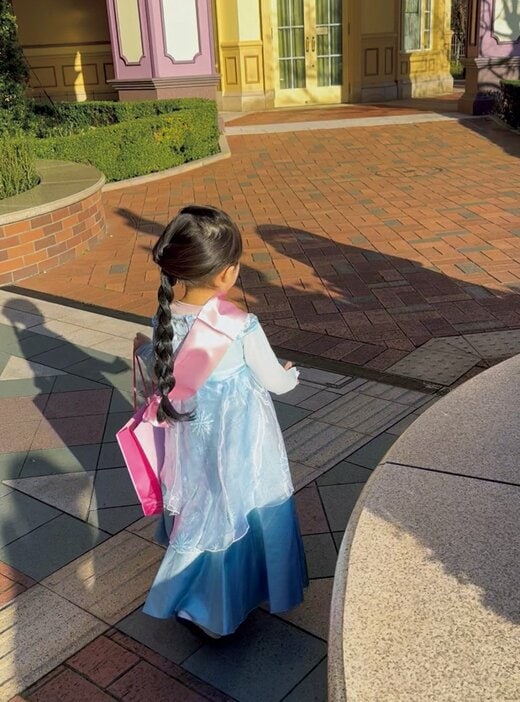 ドレスを着た女の子の後ろ姿