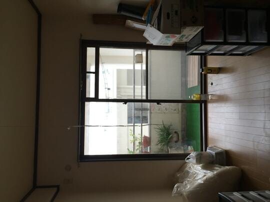 ノベーション前の暗い洋室を入口側から撮ったもの