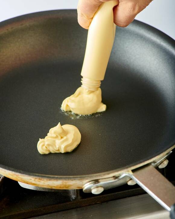 マヨネーズをフライパンに直接絞る