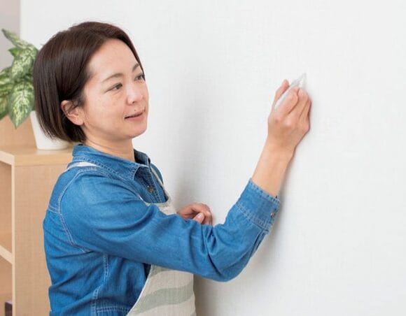 充てん剤を穴の中に注入する