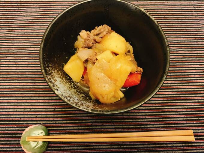 お皿に盛り付けた肉ジャガ