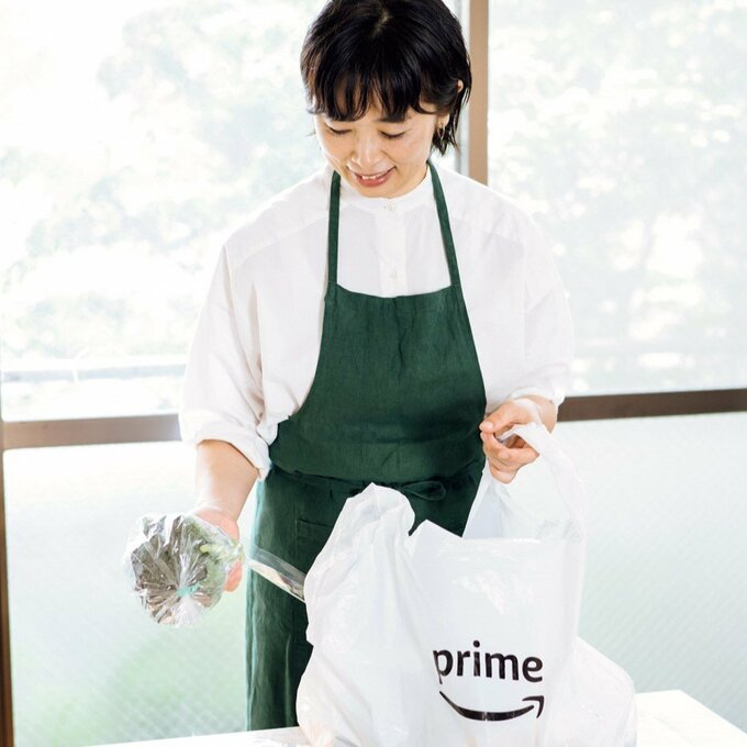 袋から野菜を取り出す主婦